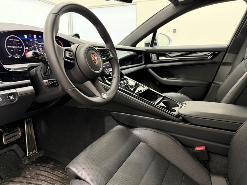 Porsche Panamera Vehicle Full-screen Gallery Image 4