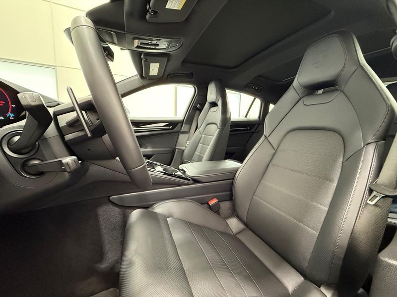 Porsche Panamera Vehicle Full-screen Gallery Image 5