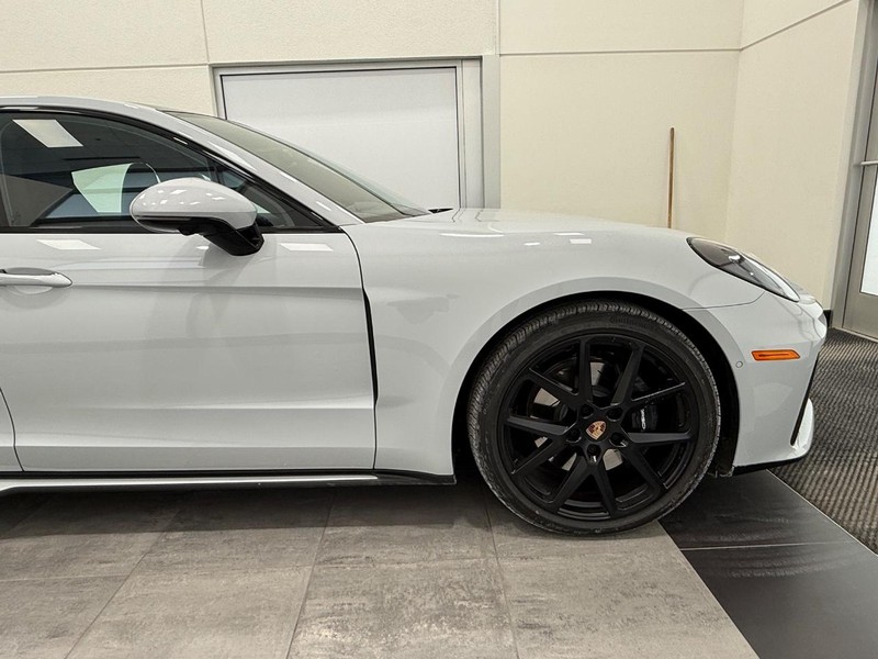 Porsche Panamera Vehicle Full-screen Gallery Image 10