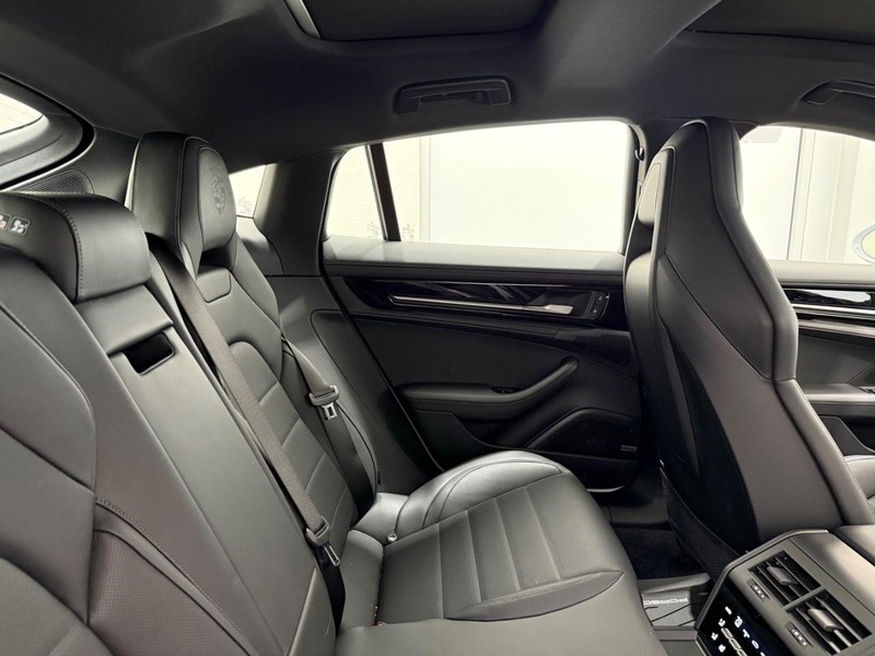 Porsche Panamera Vehicle Full-screen Gallery Image 13