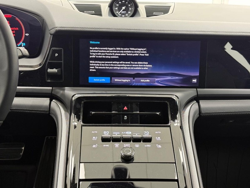 Porsche Panamera Vehicle Full-screen Gallery Image 15