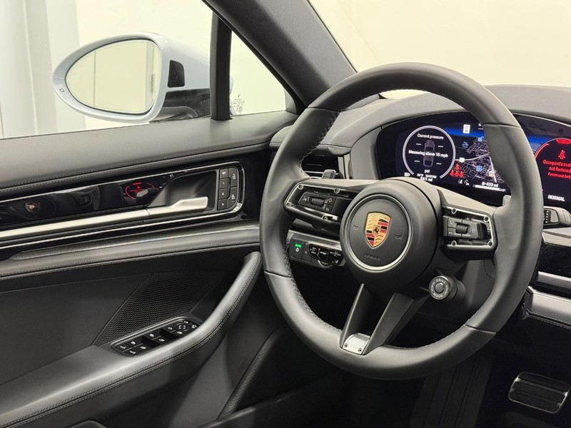 Porsche Panamera Vehicle Full-screen Gallery Image 17