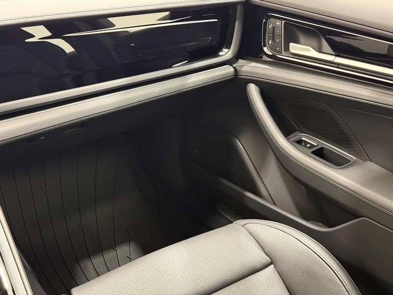 Porsche Panamera Vehicle Full-screen Gallery Image 18