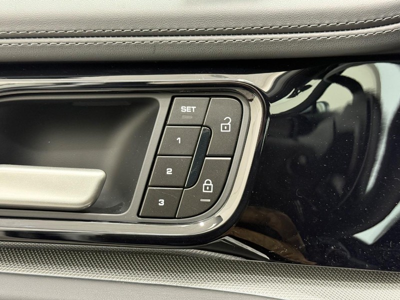 Porsche Panamera Vehicle Full-screen Gallery Image 19