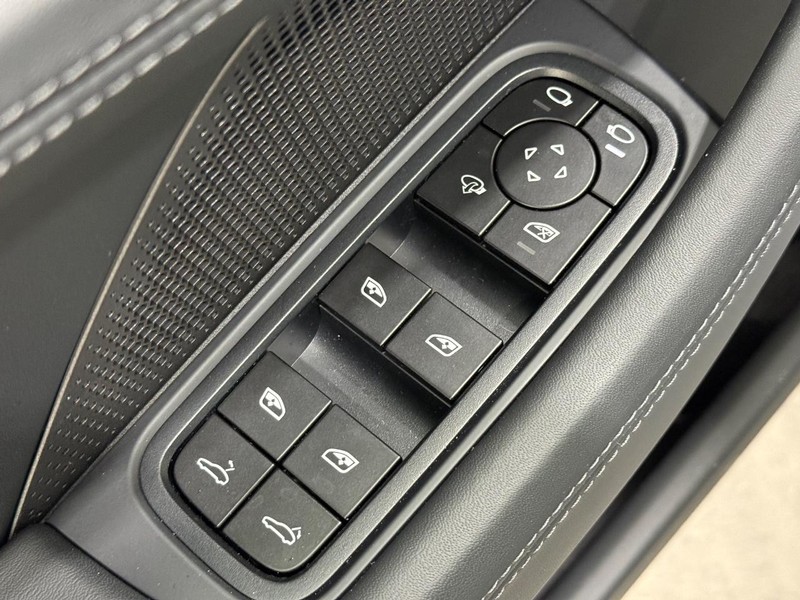 Porsche Panamera Vehicle Full-screen Gallery Image 25