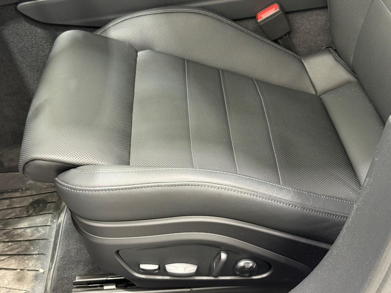 Porsche Panamera Vehicle Full-screen Gallery Image 26