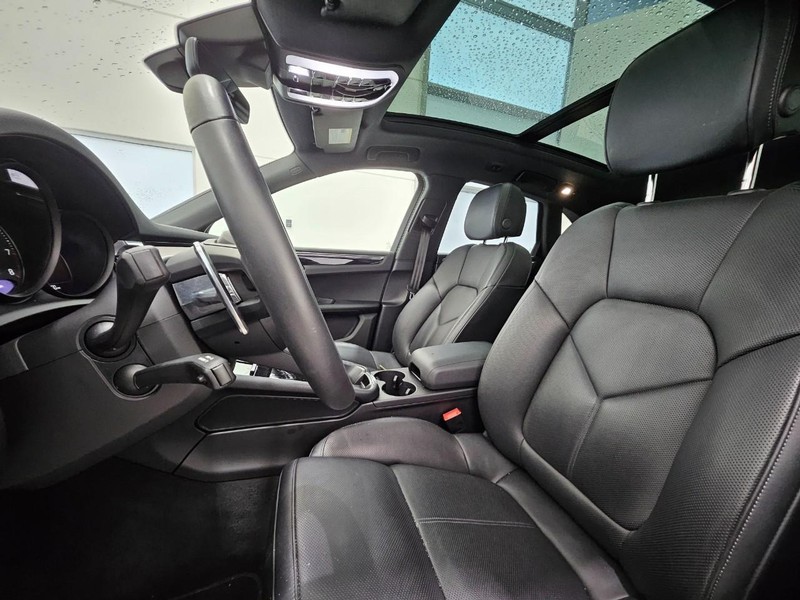 Porsche Macan Vehicle Full-screen Gallery Image 5