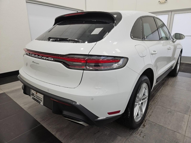 Porsche Macan Vehicle Full-screen Gallery Image 7