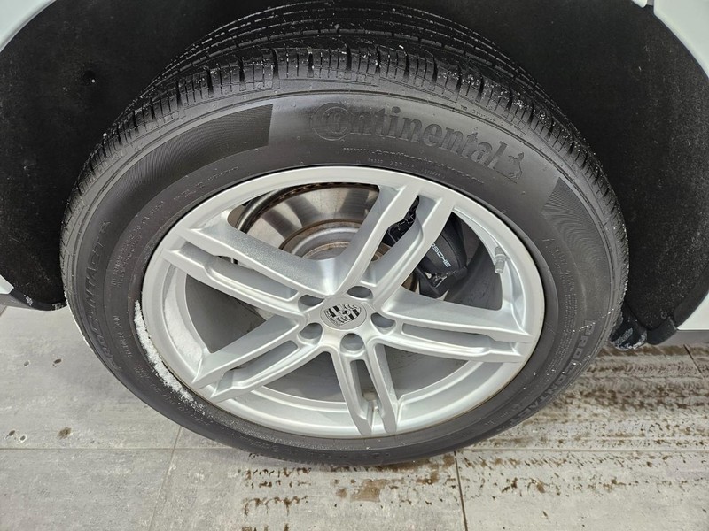 Porsche Macan Vehicle Full-screen Gallery Image 8