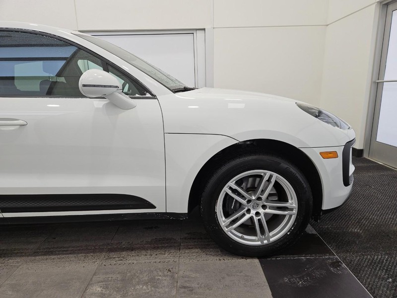 Porsche Macan Vehicle Full-screen Gallery Image 10