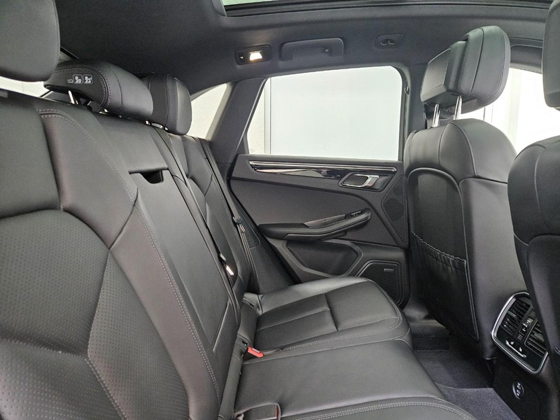 Porsche Macan Vehicle Full-screen Gallery Image 12