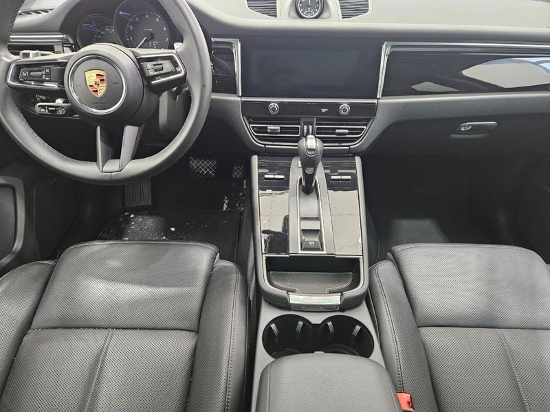 Porsche Macan Vehicle Full-screen Gallery Image 13