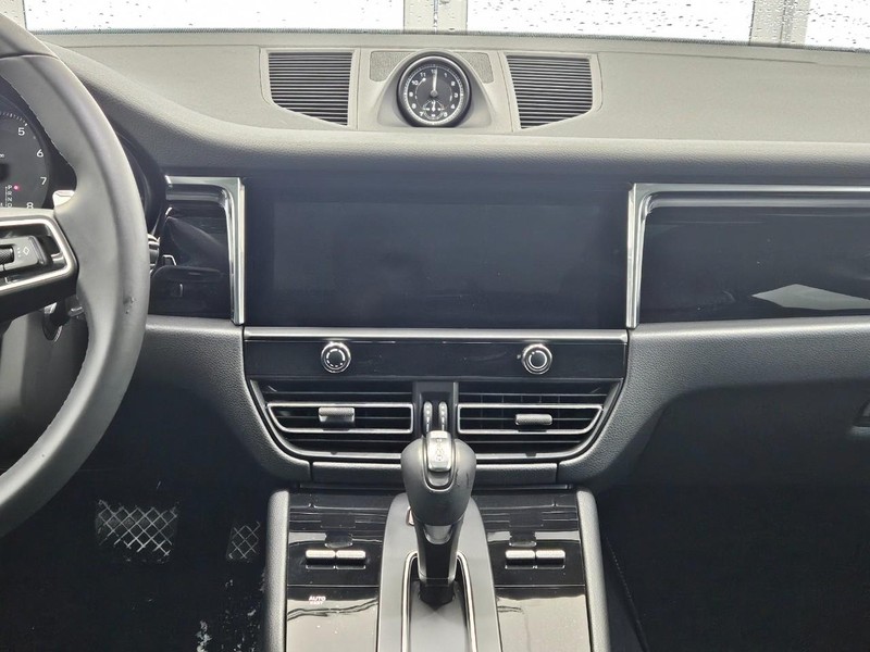 Porsche Macan Vehicle Full-screen Gallery Image 14