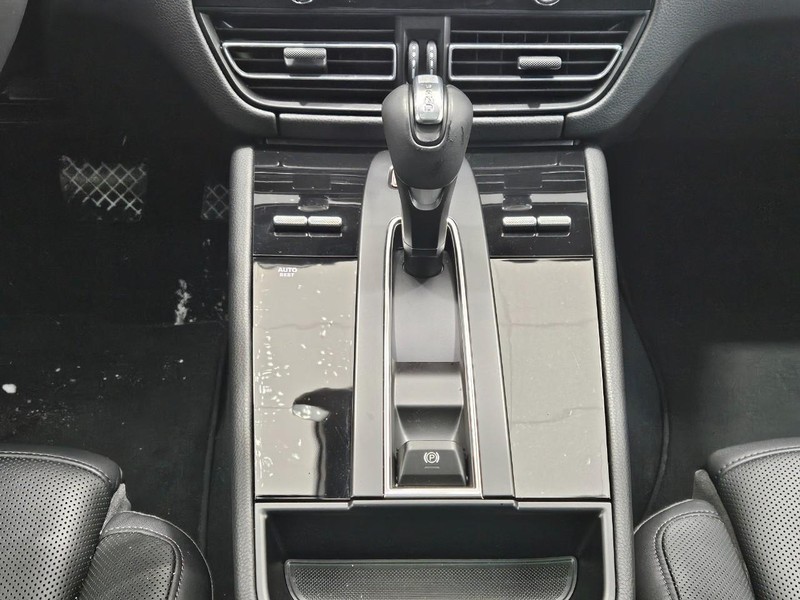 Porsche Macan Vehicle Full-screen Gallery Image 15