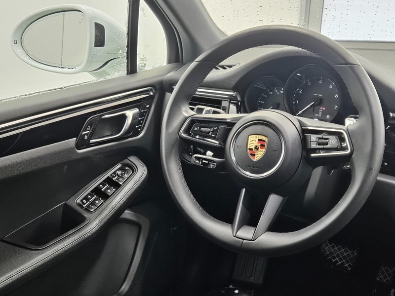 Porsche Macan Vehicle Full-screen Gallery Image 16