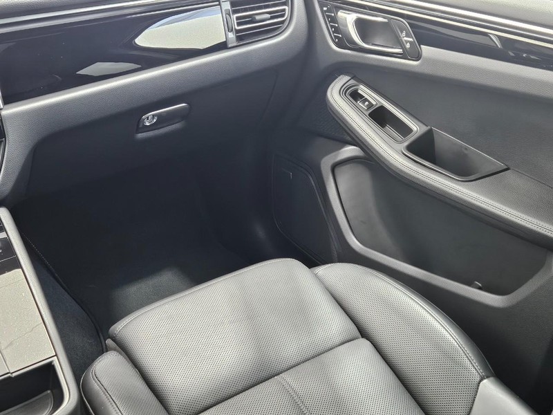 Porsche Macan Vehicle Full-screen Gallery Image 17