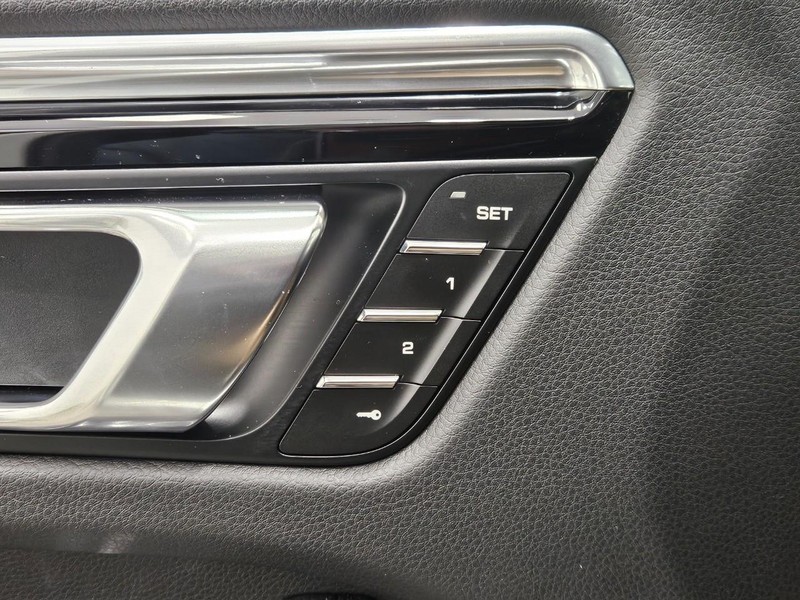 Porsche Macan Vehicle Full-screen Gallery Image 18