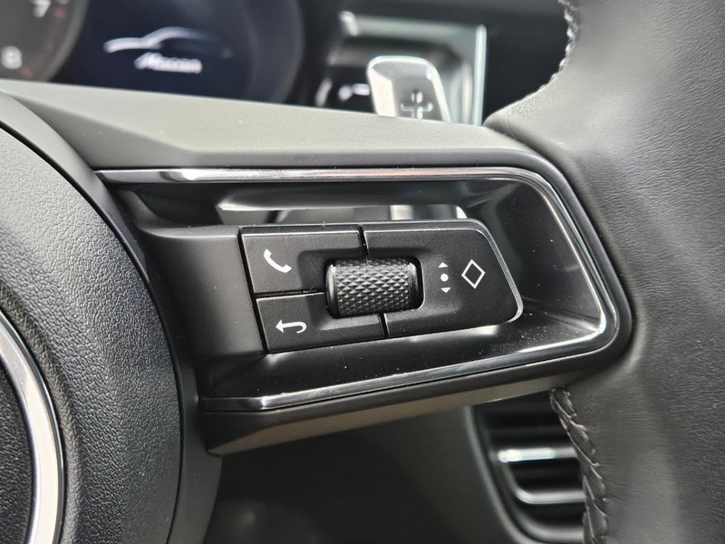 Porsche Macan Vehicle Full-screen Gallery Image 20