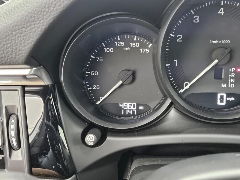 Porsche Macan Vehicle Full-screen Gallery Image 21