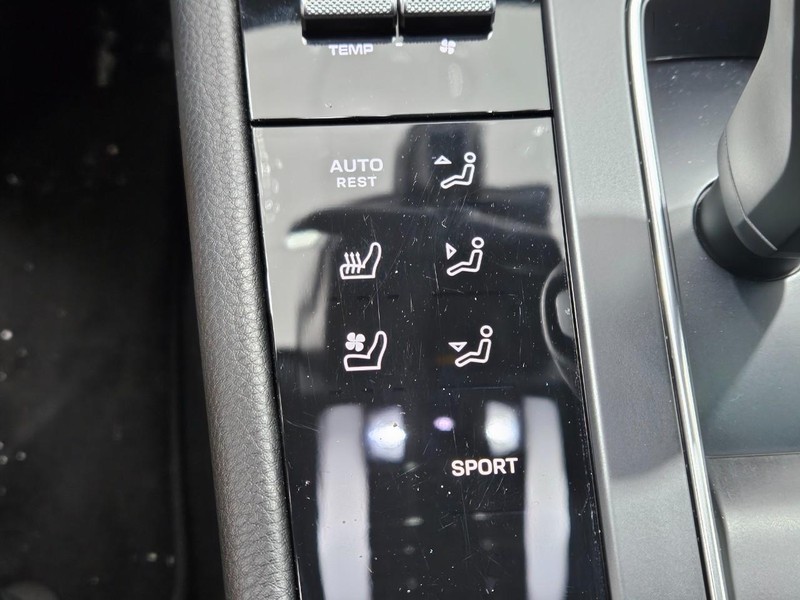 Porsche Macan Vehicle Full-screen Gallery Image 23