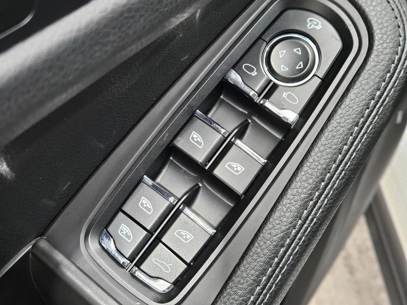 Porsche Macan Vehicle Full-screen Gallery Image 24