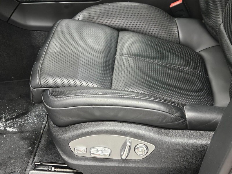 Porsche Macan Vehicle Full-screen Gallery Image 25