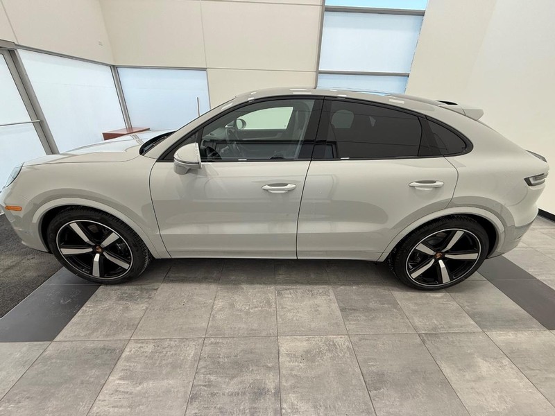 Porsche Cayenne Vehicle Full-screen Gallery Image 2