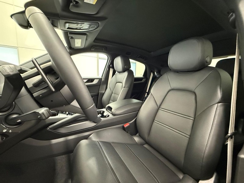 Porsche Cayenne Vehicle Full-screen Gallery Image 5