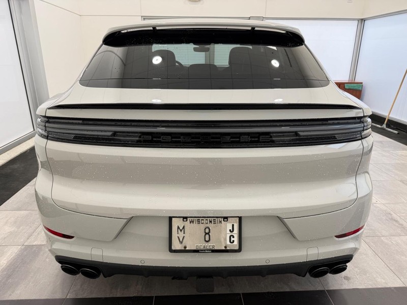 Porsche Cayenne Vehicle Full-screen Gallery Image 6