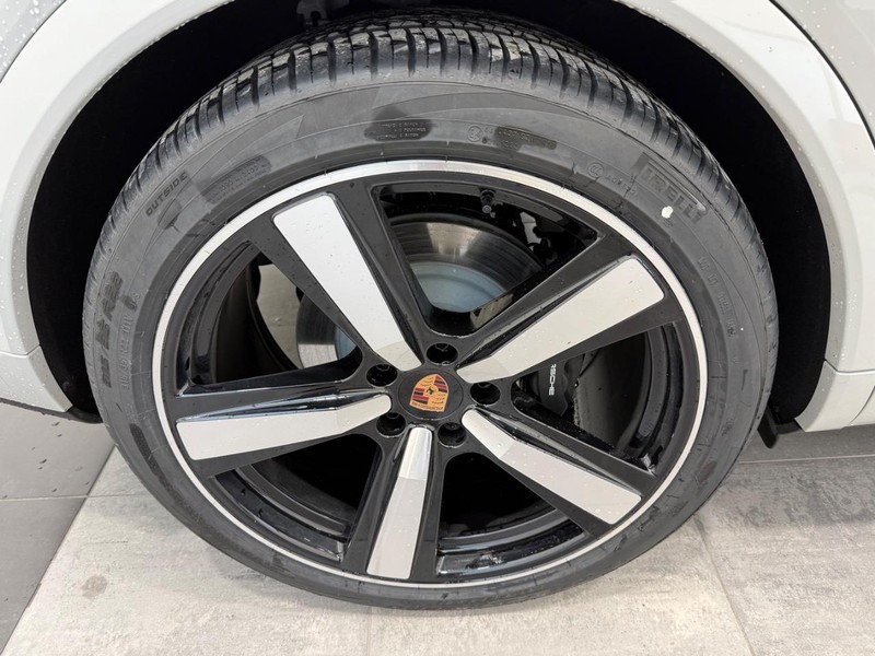 Porsche Cayenne Vehicle Full-screen Gallery Image 8