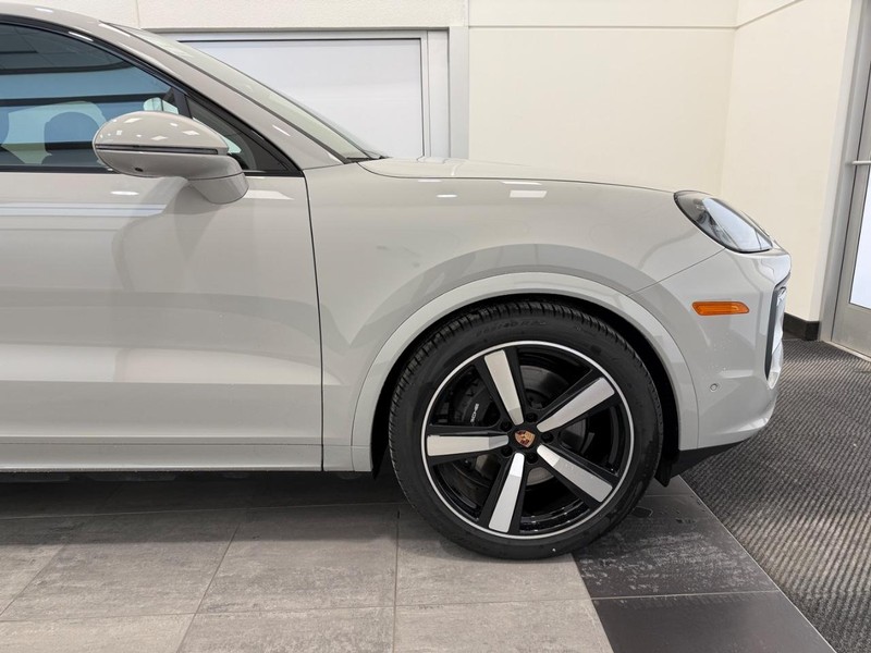 Porsche Cayenne Vehicle Full-screen Gallery Image 10