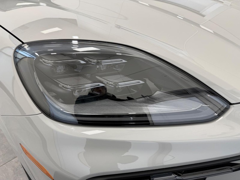 Porsche Cayenne Vehicle Full-screen Gallery Image 11