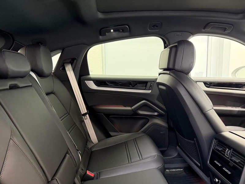 Porsche Cayenne Vehicle Full-screen Gallery Image 12
