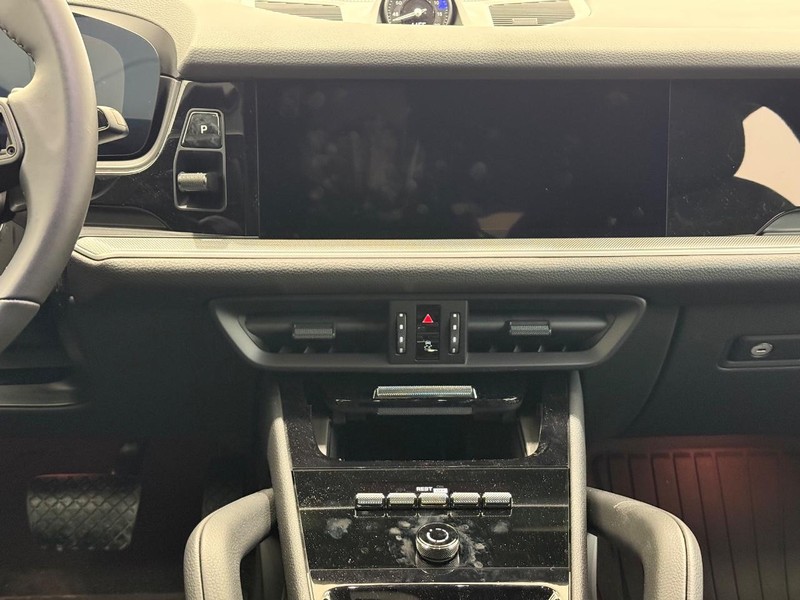 Porsche Cayenne Vehicle Full-screen Gallery Image 14