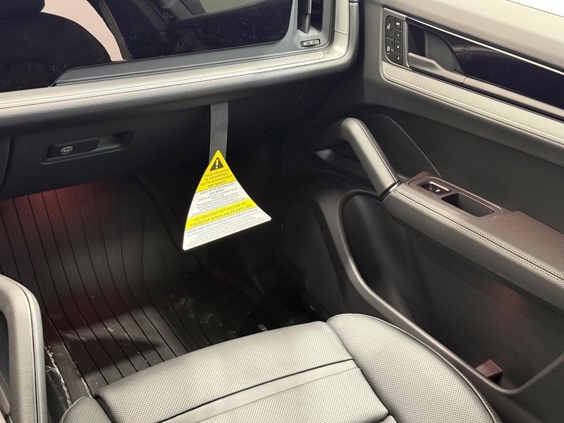 Porsche Cayenne Vehicle Full-screen Gallery Image 16