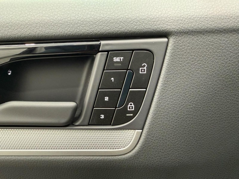 Porsche Cayenne Vehicle Full-screen Gallery Image 17