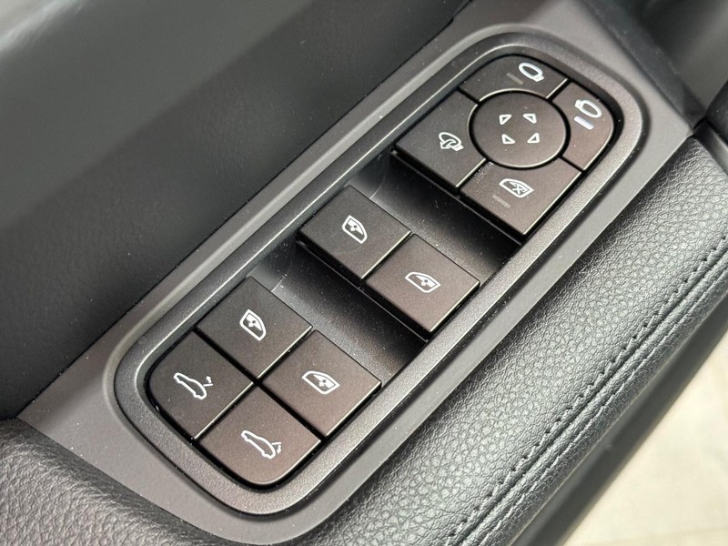 Porsche Cayenne Vehicle Full-screen Gallery Image 24