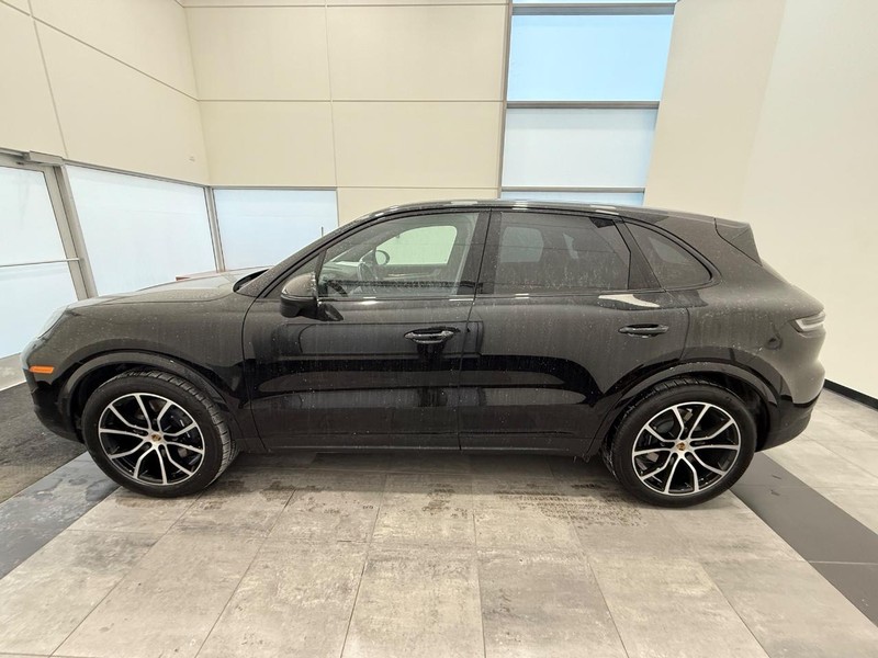 Porsche Cayenne Vehicle Full-screen Gallery Image 2