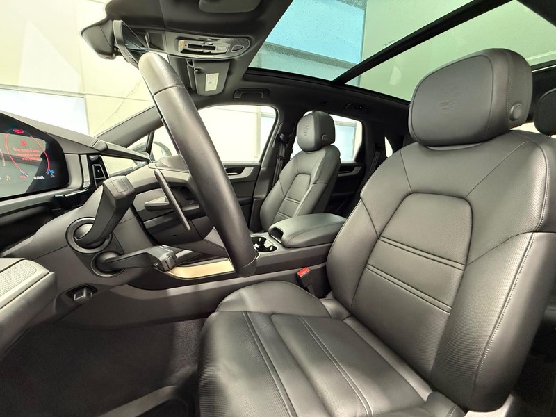 Porsche Cayenne Vehicle Full-screen Gallery Image 5