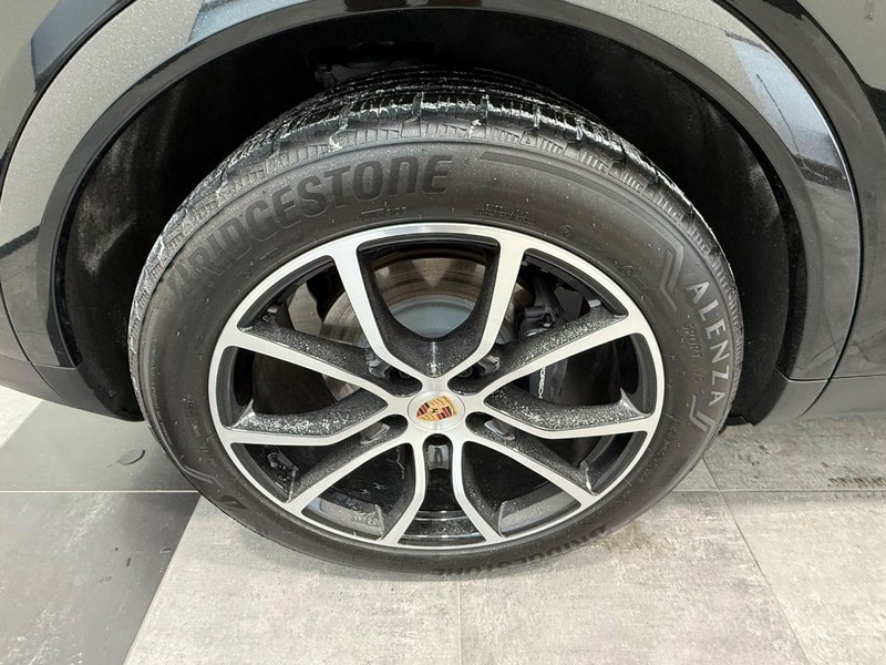 Porsche Cayenne Vehicle Full-screen Gallery Image 8