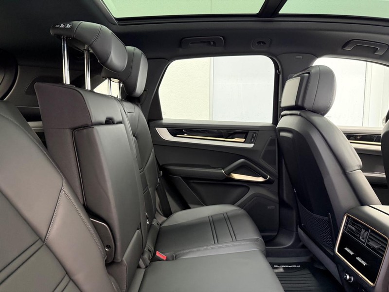 Porsche Cayenne Vehicle Full-screen Gallery Image 12