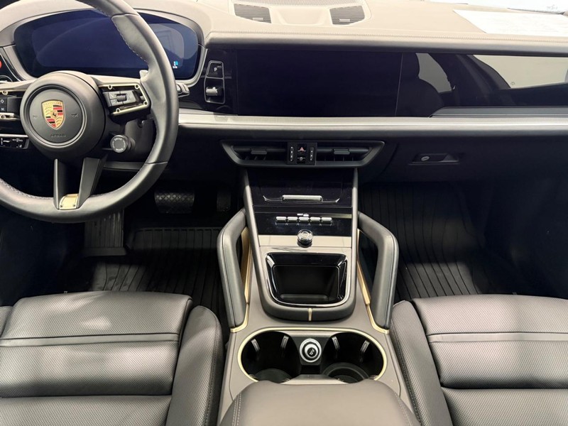 Porsche Cayenne Vehicle Full-screen Gallery Image 13