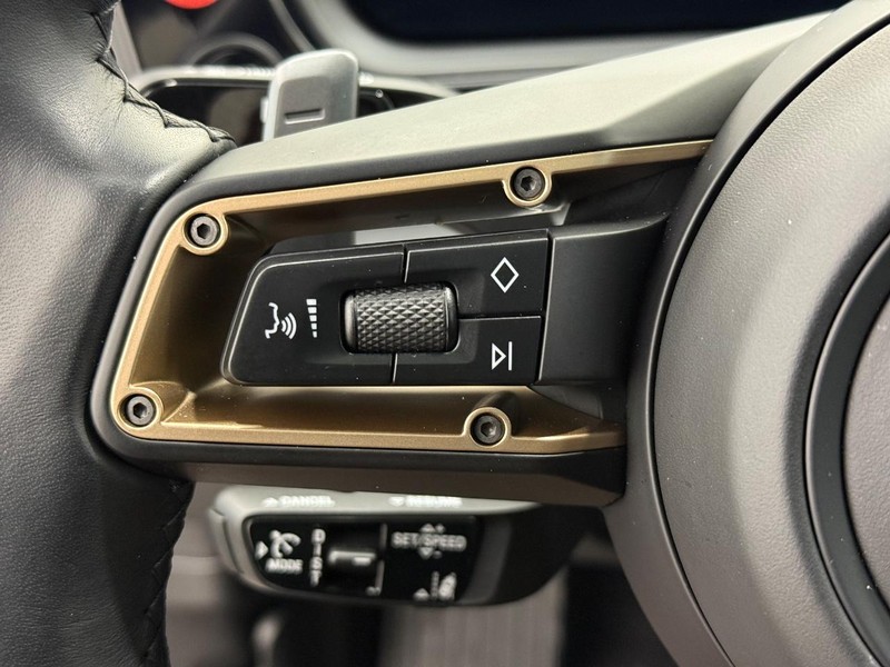 Porsche Cayenne Vehicle Full-screen Gallery Image 19