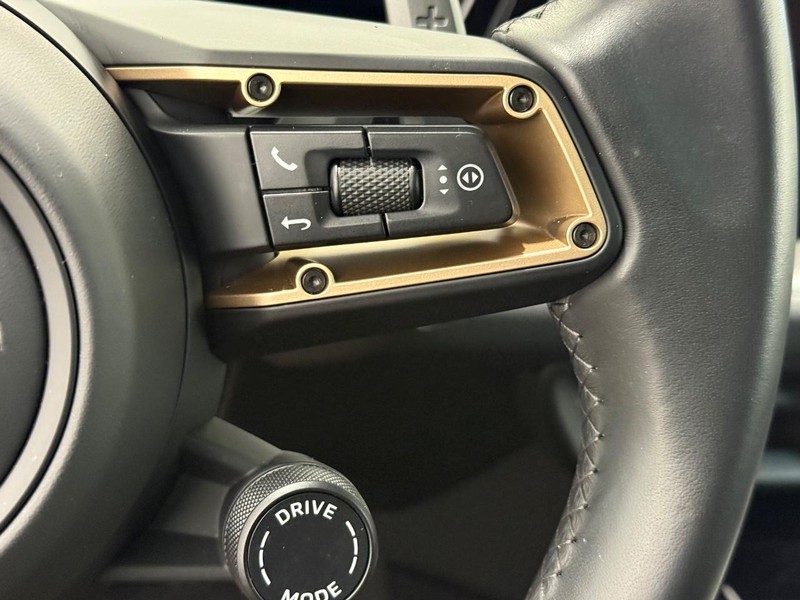 Porsche Cayenne Vehicle Full-screen Gallery Image 20