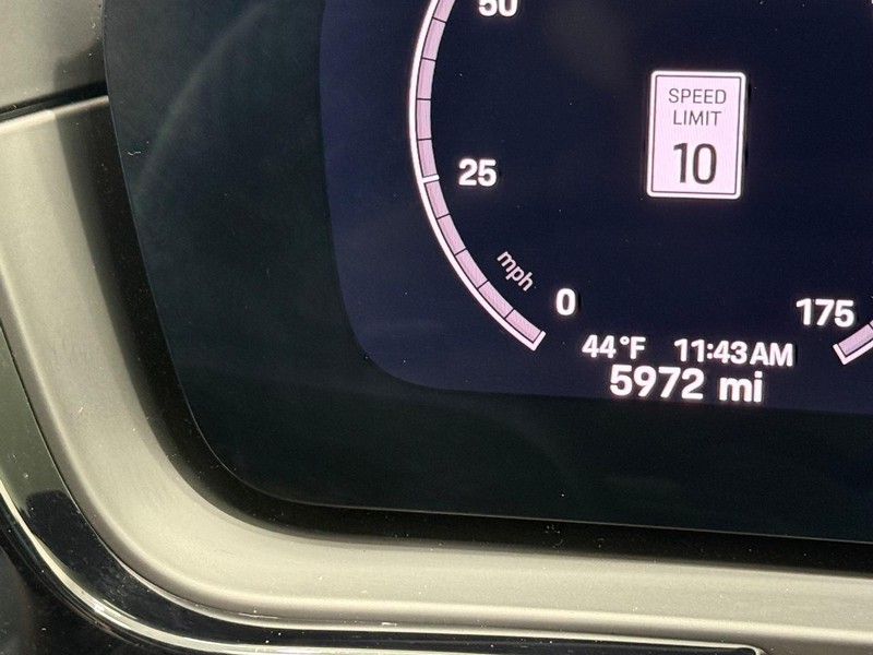 Porsche Cayenne Vehicle Full-screen Gallery Image 21