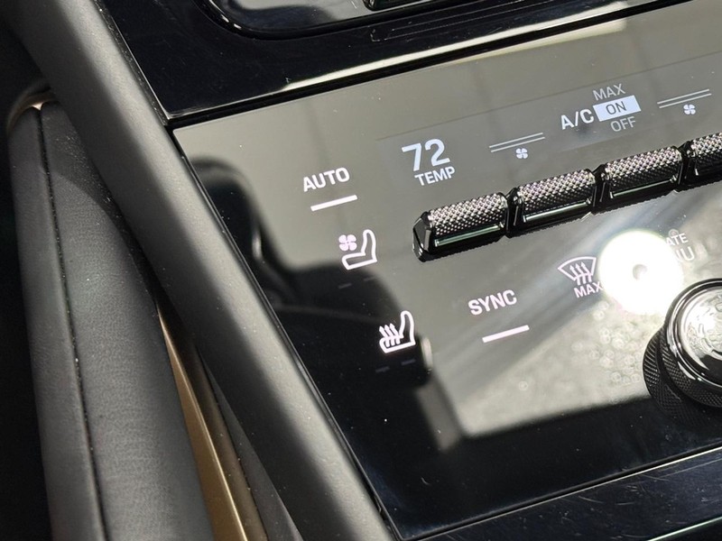 Porsche Cayenne Vehicle Full-screen Gallery Image 23