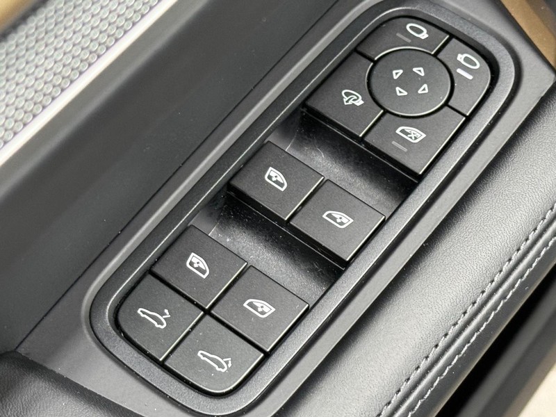 Porsche Cayenne Vehicle Full-screen Gallery Image 24