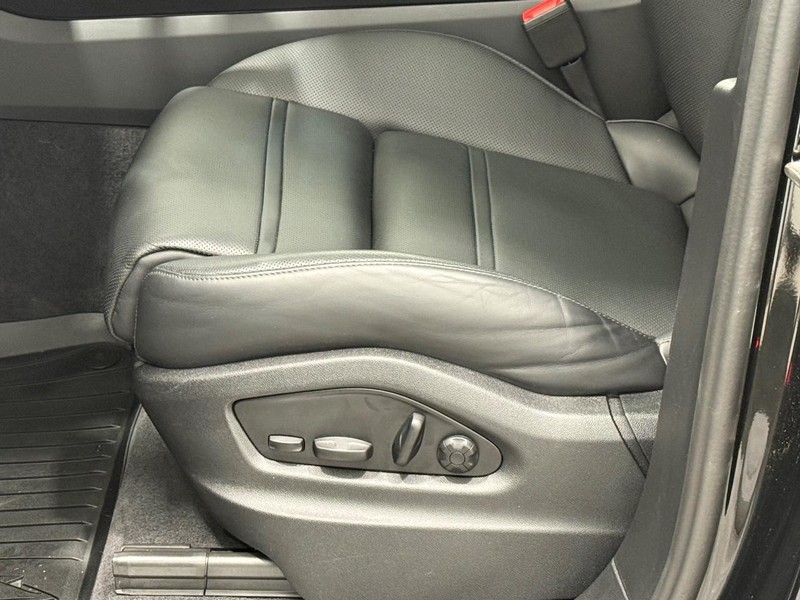 Porsche Cayenne Vehicle Full-screen Gallery Image 25