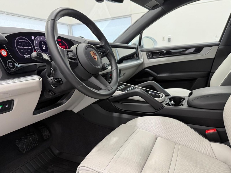 Porsche Cayenne Vehicle Full-screen Gallery Image 4