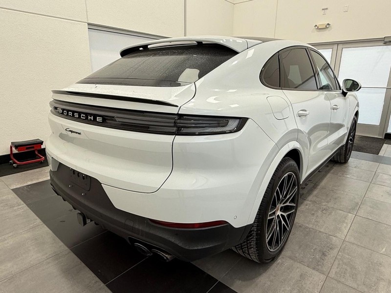 Porsche Cayenne Vehicle Full-screen Gallery Image 7